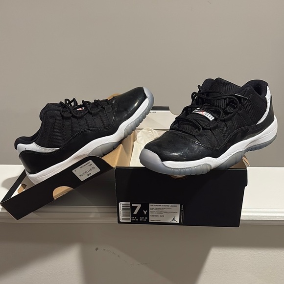 Jordan Black and White Sneakers Sleek Design - Picture 1 of 7